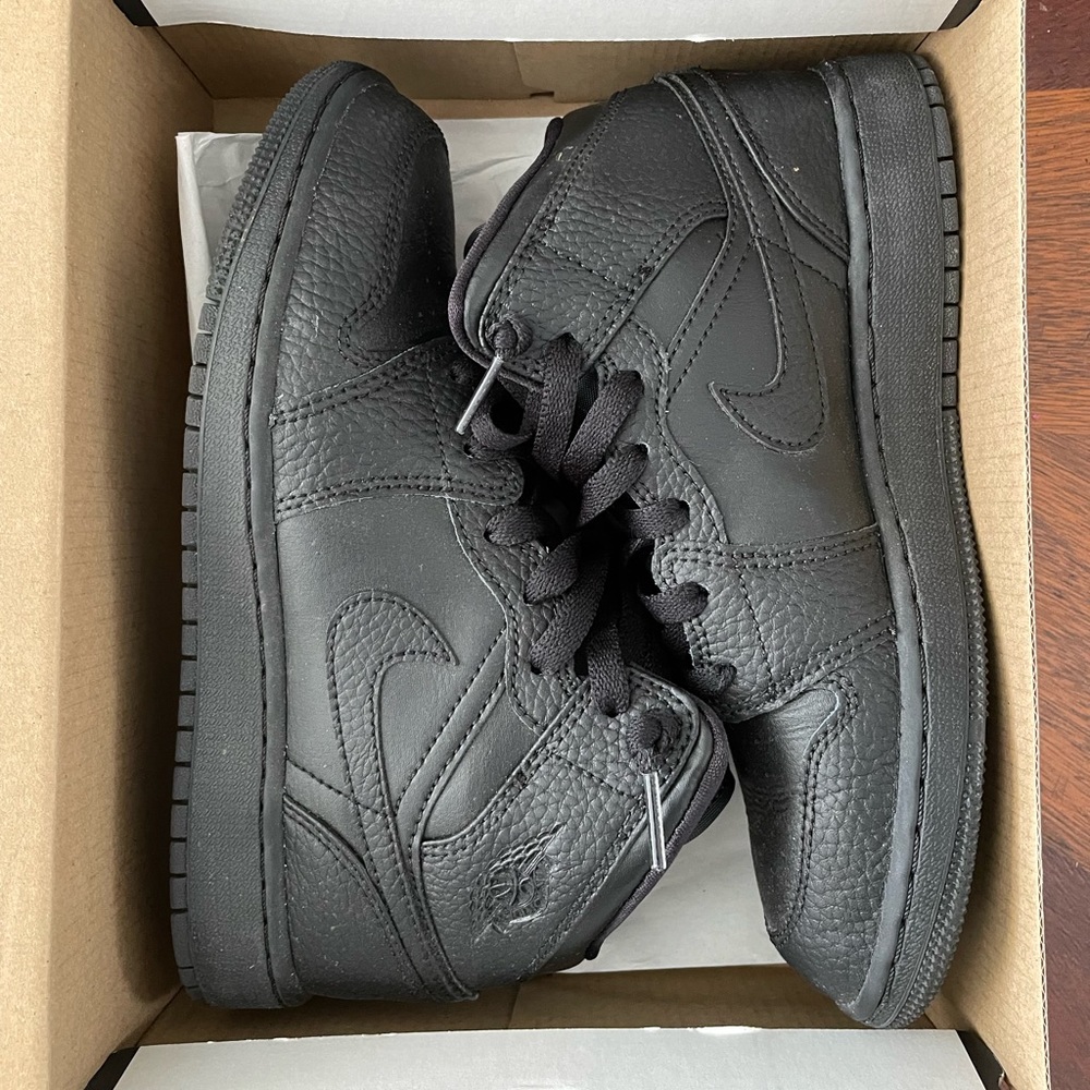 Air Jordan 1 Mid Triple Black Size 4.5 GS